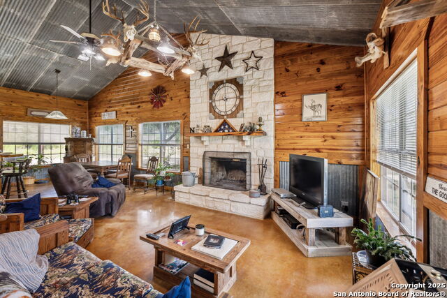 Listing photo id 5 for 718 County Road 466