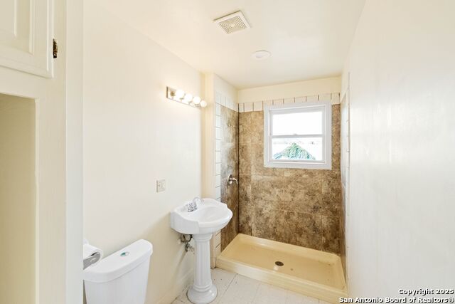 Listing photo id 8 for 812 Hackberry St S