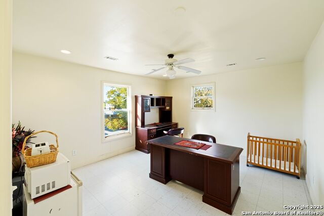 Listing photo id 9 for 812 Hackberry St S