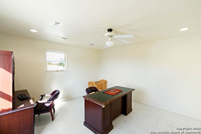 Listing photo id 10 for 812 Hackberry St S