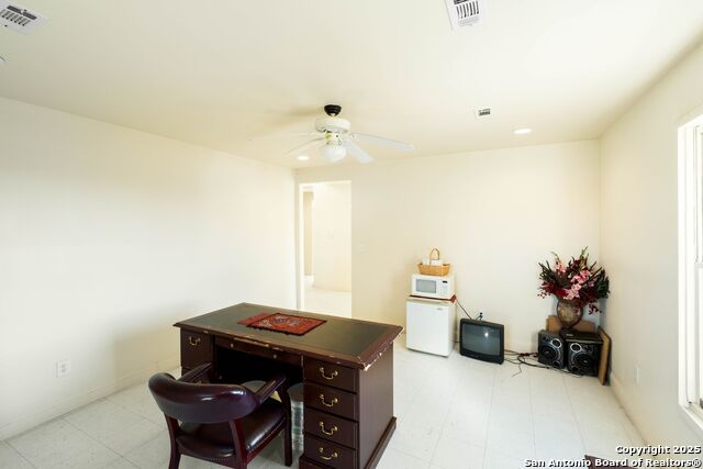 Listing photo id 11 for 812 Hackberry St S