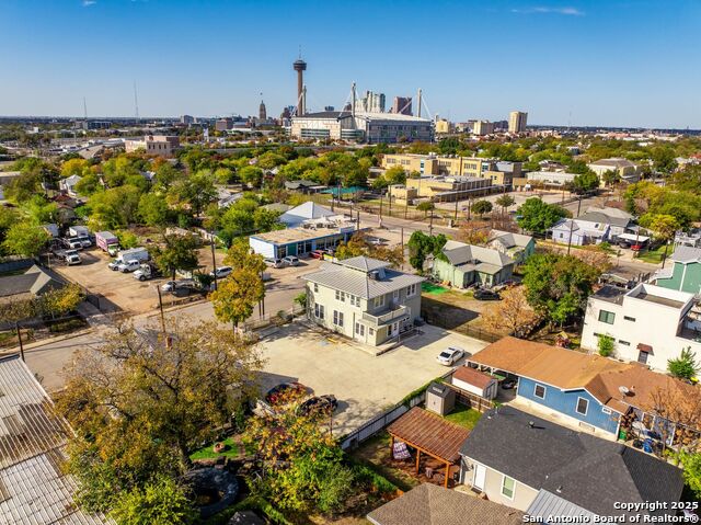 Listing photo id 0 for 812 Hackberry St S