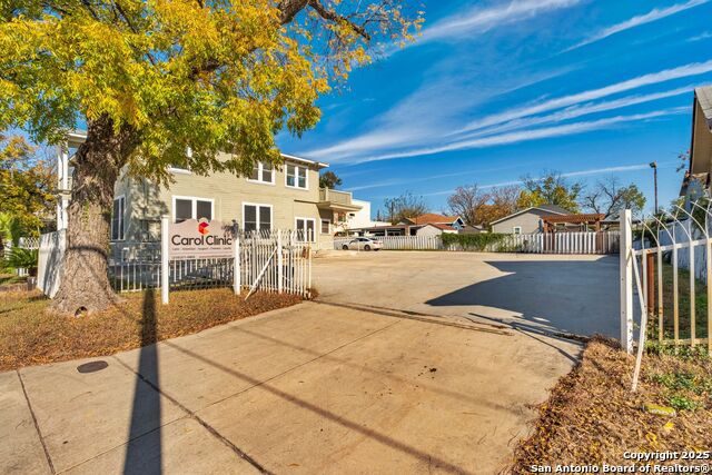 Listing photo id 18 for 812 Hackberry St S