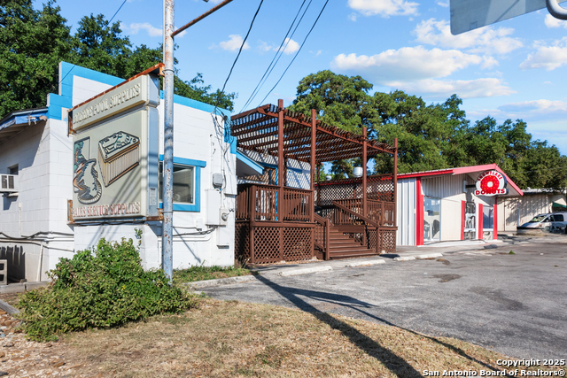 Listing photo id 4 for 1224 S Main St S Main N