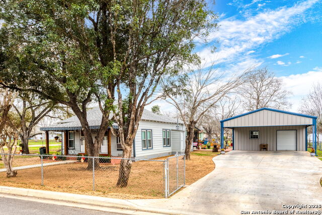 Details for 1208 Plum St, Floresville, TX 78114