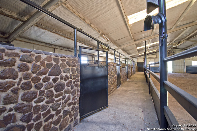 Listing photo id 4 for 5673 Fm 1628