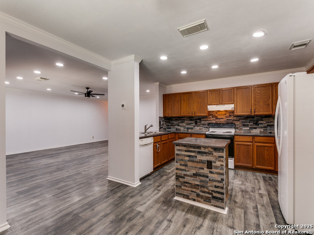 Listing photo id 6 for 6303 Maverick Trail