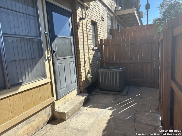 Listing photo id 12 for 911 Vance Jackson 104j