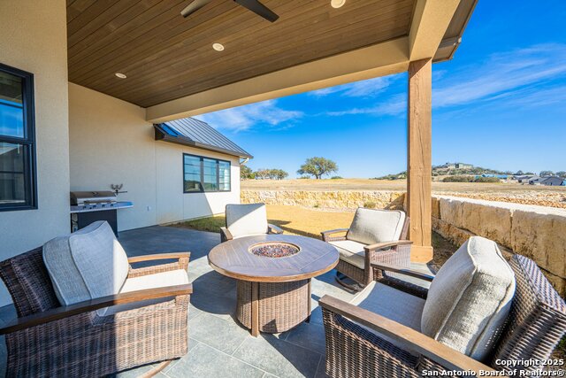 Listing photo id 3 for 1025 Comanche Hills