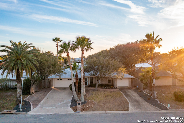 Listing photo id 2 for 13907 Sea Horse Ave