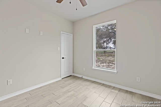 Listing photo id 11 for 22910 Skila Dr