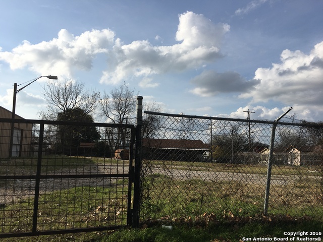 Listing photo id 0 for 1711 Brazos St N