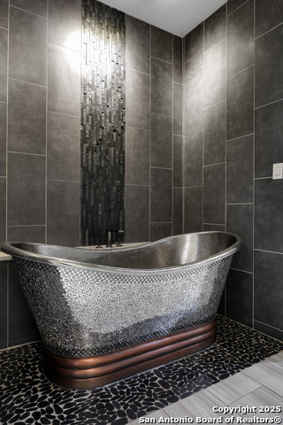 Listing photo id 25 for 17710 Bellini Hi