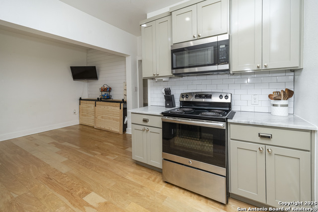 Listing photo id 8 for 935 Highland Blvd E