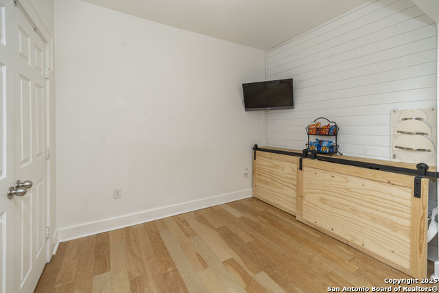 Listing photo id 10 for 935 Highland Blvd E
