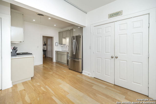 Listing photo id 11 for 935 Highland Blvd E
