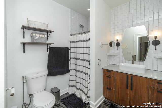 Listing photo id 18 for 935 Highland Blvd E