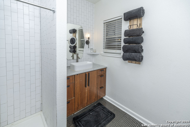 Listing photo id 19 for 935 Highland Blvd E