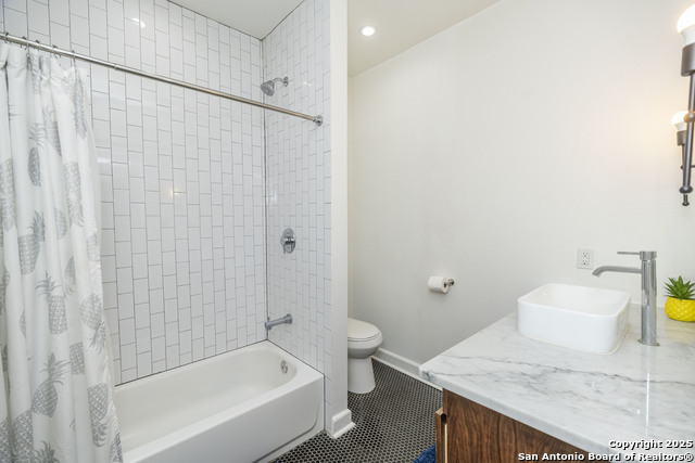Listing photo id 23 for 935 Highland Blvd E