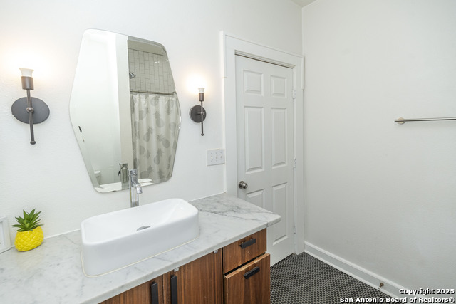 Listing photo id 24 for 935 Highland Blvd E
