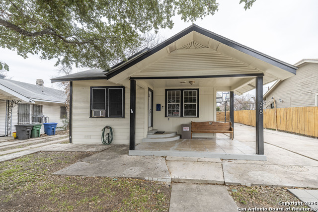 Listing photo id 1 for 935 Highland Blvd E