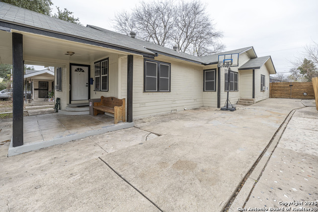 Listing photo id 2 for 935 Highland Blvd E