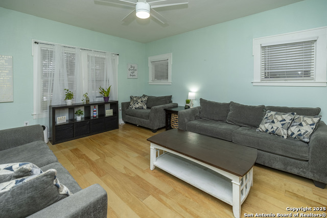 Listing photo id 3 for 935 Highland Blvd E