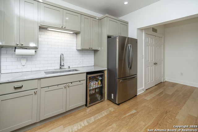 Listing photo id 7 for 935 Highland Blvd E