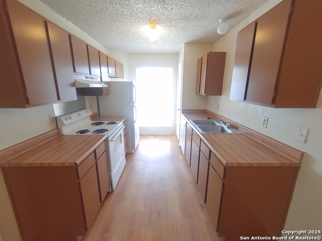 Image 4 of 13 For 14418 Castlebury Dr  3