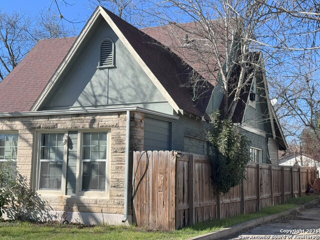 Listing photo id 0 for 611 Avant Ave