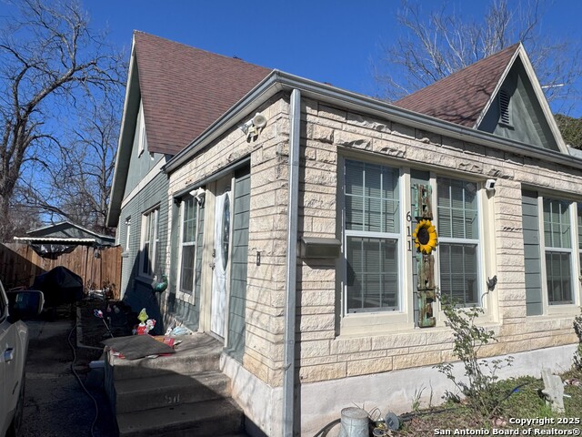 Listing photo id 1 for 611 Avant Ave