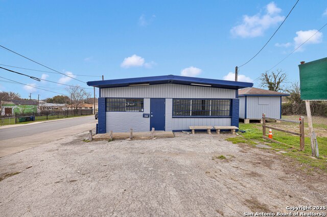 Listing photo id 0 for 1690 Rigsby