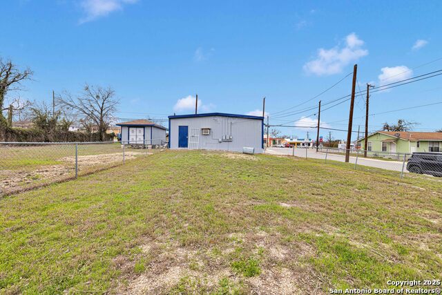 Listing photo id 5 for 1690 Rigsby