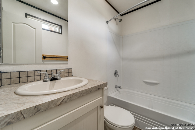 Listing photo id 7 for 1241 Overhill