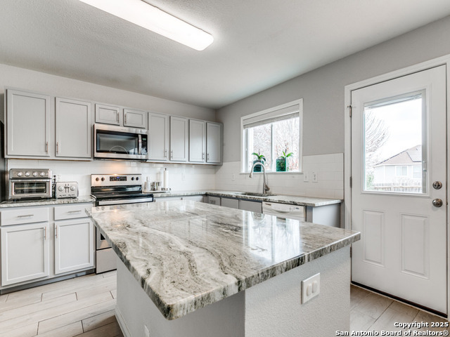 Listing photo id 9 for 6111 Amherst Bay