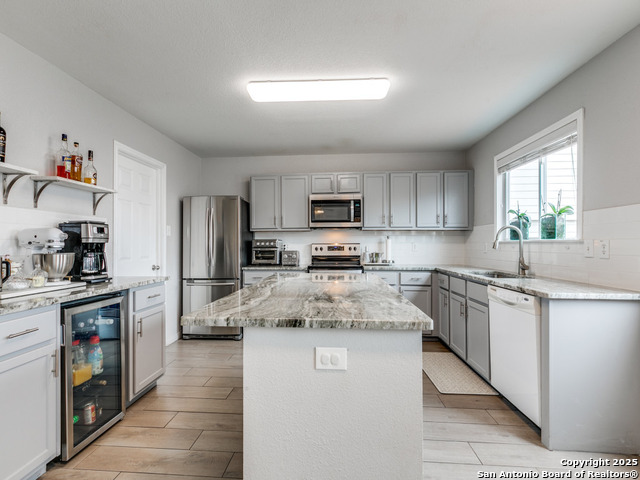 Listing photo id 6 for 6111 Amherst Bay