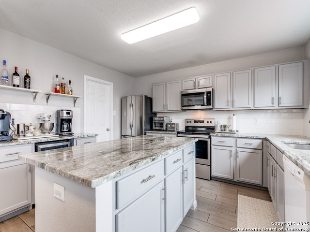 Listing photo id 7 for 6111 Amherst Bay