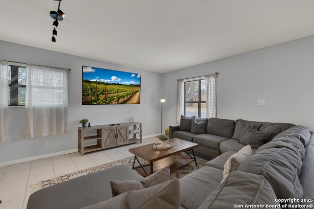 Image 4 of 40 For 217 Driftwood Dr W