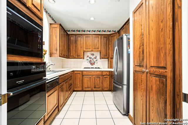 Listing photo id 10 for 54 Courtside Cir