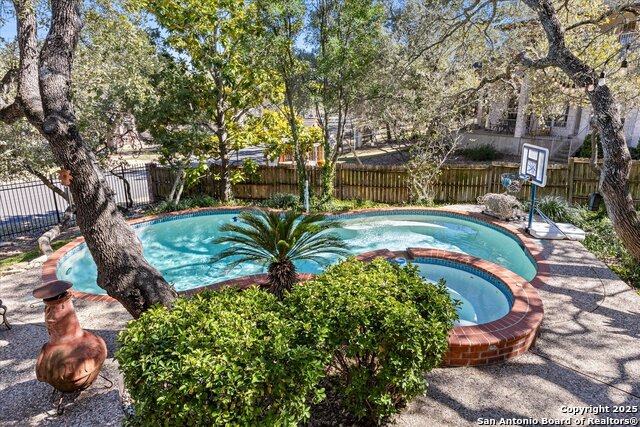 Listing photo id 0 for 8506 Fairway Trail Dr