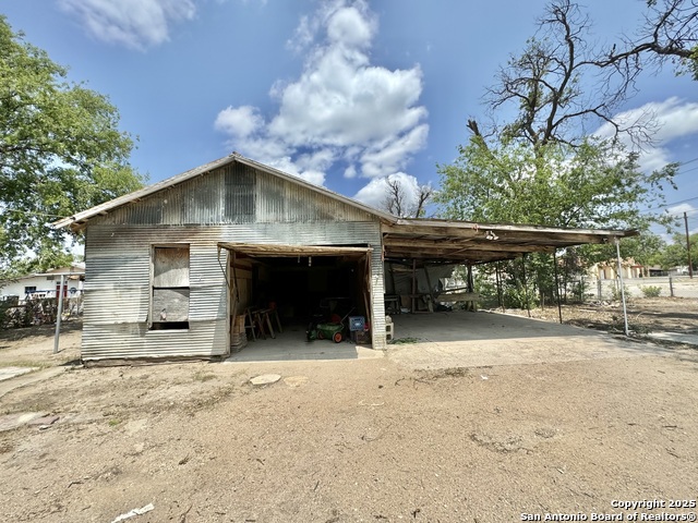 Listing photo id 1 for 207 Rodriguez St