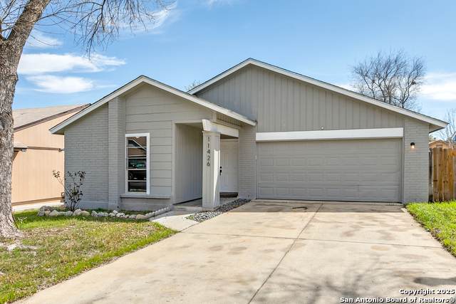 Listing photo id 0 for 11426 Black Fox Dr