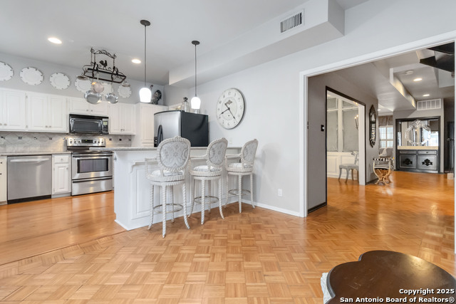 Image 16 of 39 For 7731 Broadway  32f
