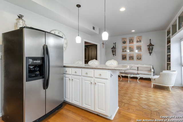 Image 17 of 39 For 7731 Broadway  32f