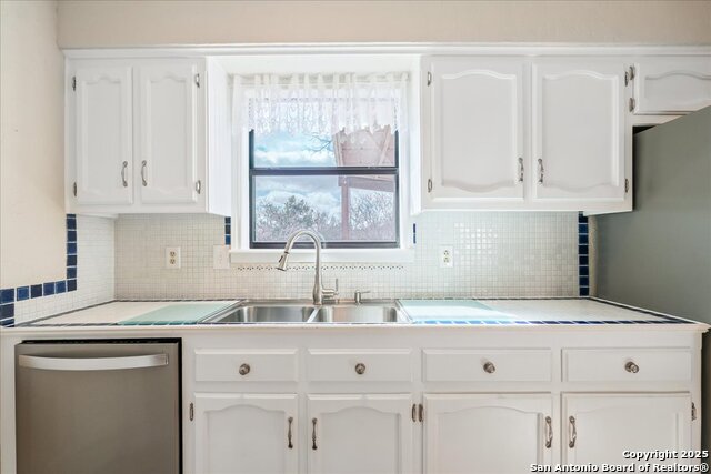 Listing photo id 14 for 20 Saddle Rock