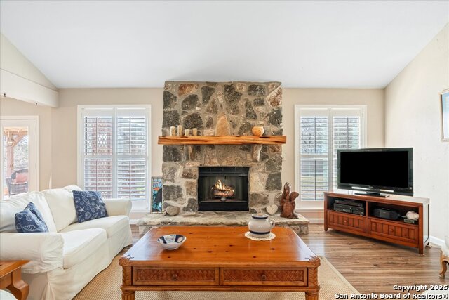 Listing photo id 4 for 20 Saddle Rock