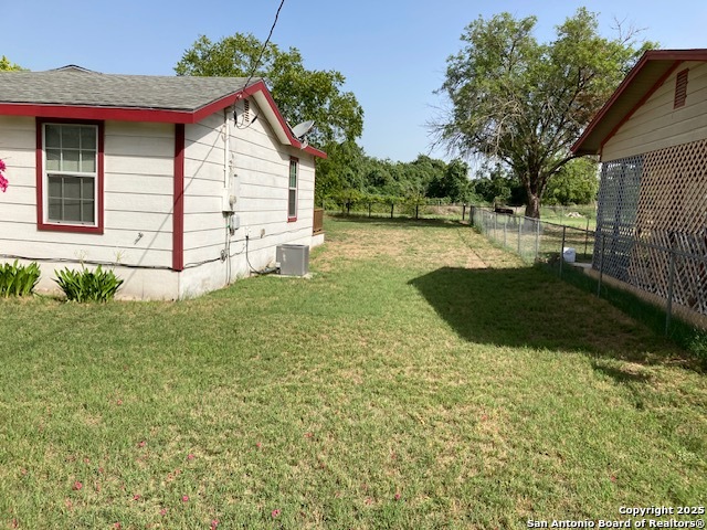 Listing photo id 9 for 1205 Plum