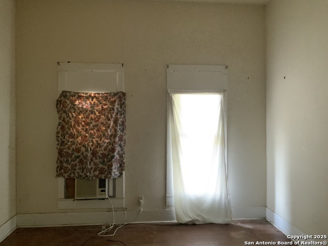 Listing photo id 4 for 309 3rd Street E