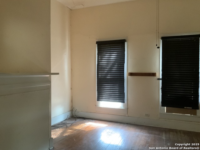 Listing photo id 7 for 309 3rd Street E