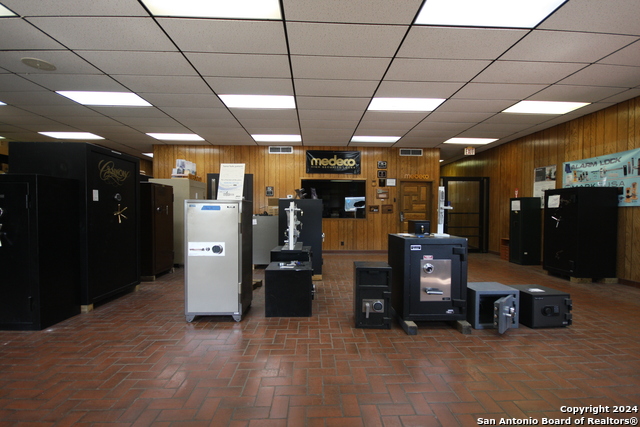 Listing photo id 8 for 3723 West Ave